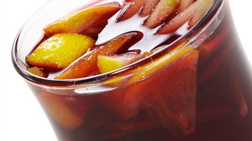 Рецепт яблочного глинтвейна с куантро, анисом, клюквой и корицей