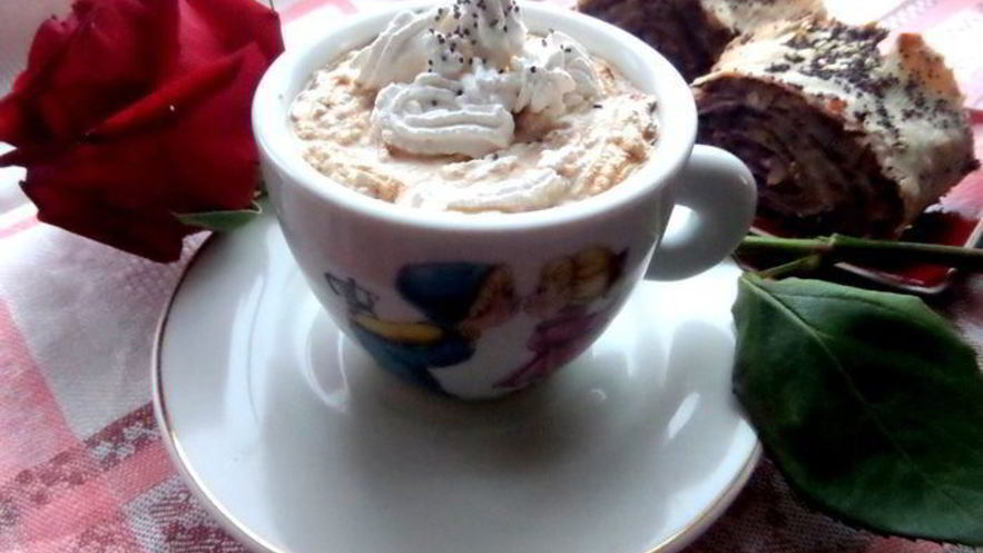Рецепт карамельного кофе под сливочной шапочкой