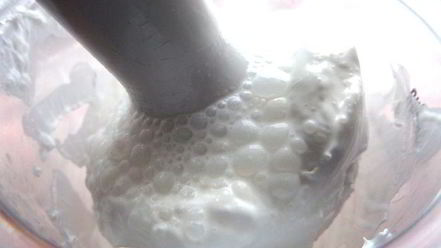 Рецепт карамельного кофе под сливочной шапочкой