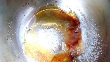 Рецепт карамельного кофе под сливочной шапочкой