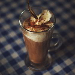 Рецепт Кофе гляссе с яичным желтком и ванильным мороженым