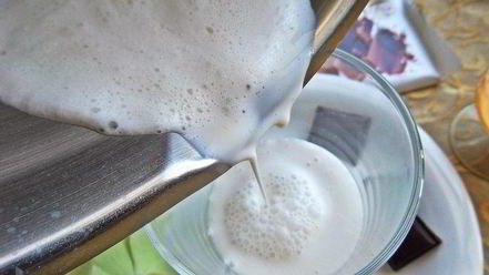 Рецепт кофе с молоком и яичным ликером