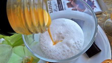 Рецепт кофе с молоком и яичным ликером