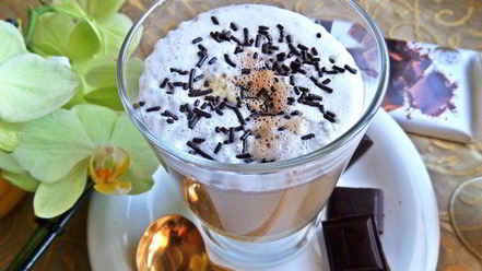 Рецепт кофе с молоком и яичным ликером