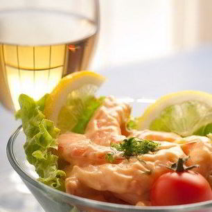 Рецепт Коктейля из королевских креветок с черри и йогуртово-лимонным соусом