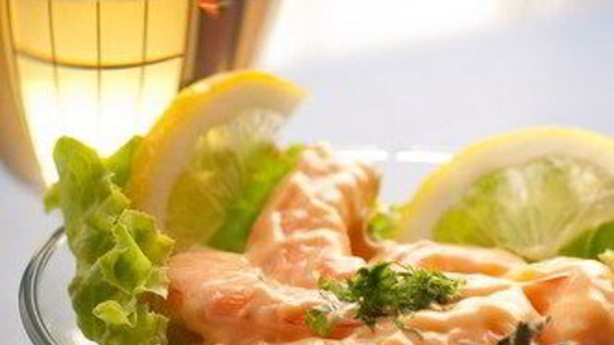 Рецепт коктейля из королевских креветок с черри и йогуртово-лимонным соусом