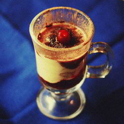 Рецепт Эггнога с бренди и свежей вишней