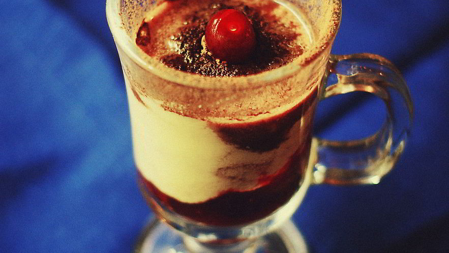 Рецепт эггнога с бренди и свежея вишнея