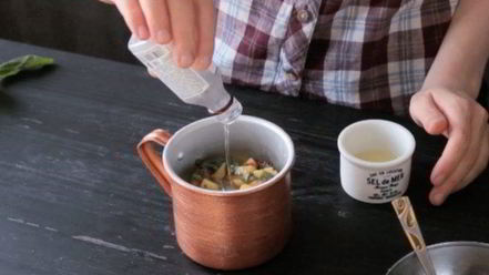 Рецепт коктейля московского мул с персиком и базиликом