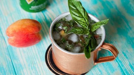 Рецепт коктейля московского мул с персиком и базиликом