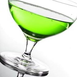 Рецепт Новогоднего крюшона с джином, шартрезом и еловой хвоей