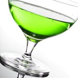 Рецепт Новогоднего крюшона с джином, шартрезом и еловой хвоей