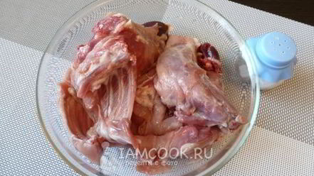 Рецепт кролика с вином и пряными травами в духовке