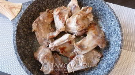 Рецепт кролика с вином и пряными травами в духовке