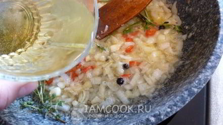 Рецепт кролика с вином и пряными травами в духовке