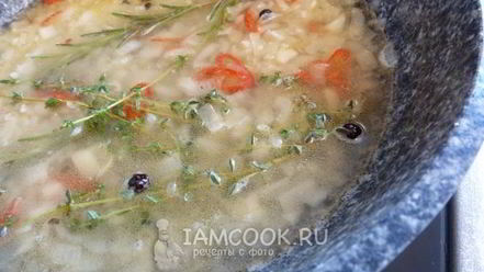 Рецепт кролика с вином и пряными травами в духовке