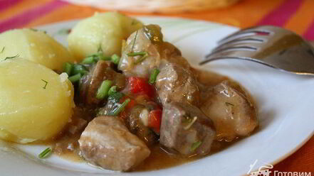 Рецепт свинины, тушеной с вином и перцем