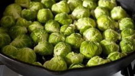 Рецепт тушеной брюссельской капусты с вином и луком