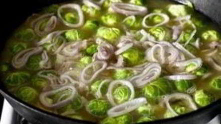 Рецепт тушеной брюссельской капусты с вином и луком