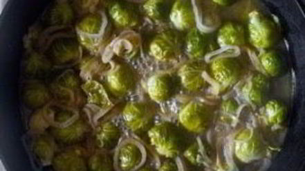 Рецепт тушеной брюссельской капусты с вином и луком