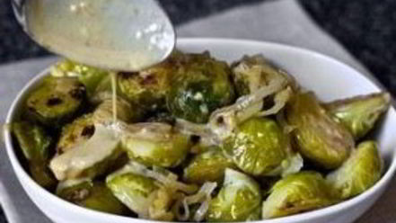 Рецепт тушеной брюссельской капусты с вином и луком