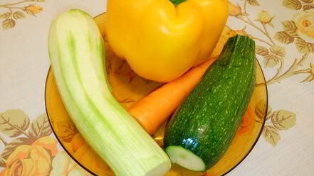 Рецепт запеченной в кармашках форель с вином и овощами