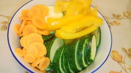 Рецепт запеченной в кармашках форель с вином и овощами