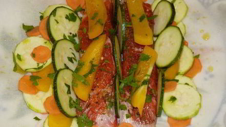 Рецепт запеченной в кармашках форель с вином и овощами