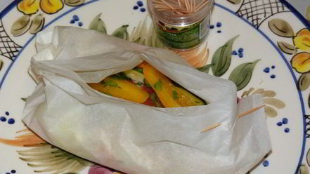 Рецепт запеченной в кармашках форель с вином и овощами
