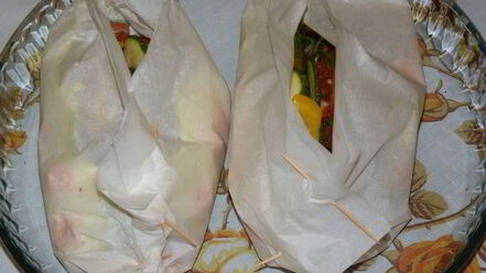 Рецепт запеченной в кармашках форель с вином и овощами