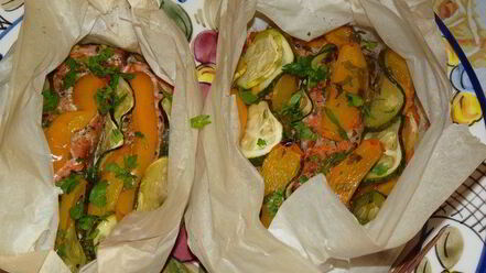 Рецепт запеченной в кармашках форель с вином и овощами