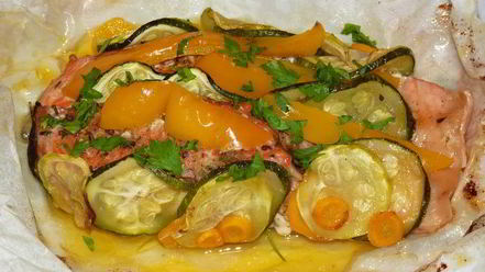 Рецепт запеченной в кармашках форель с вином и овощами