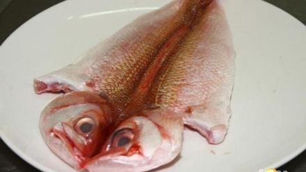 Рецепт морской рыбы фламбе с виски и грушей