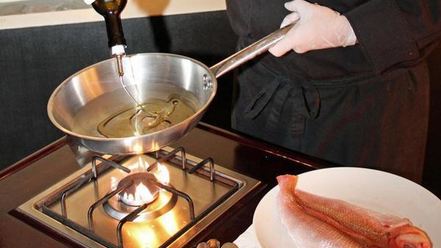 Рецепт морской рыбы фламбе с виски и грушей