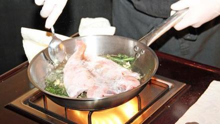 Рецепт морской рыбы фламбе с виски и грушей