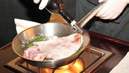 Рецепт морской рыбы фламбе с виски и грушей