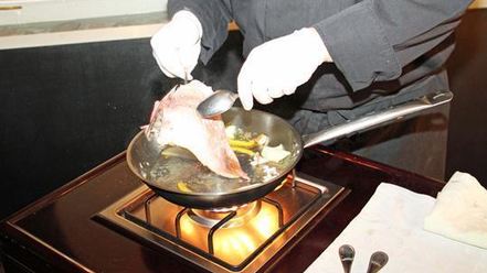 Рецепт морской рыбы фламбе с виски и грушей