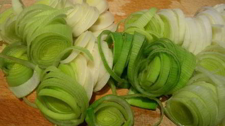 Рецепт рыбы с луком-пореем и сливочным соусом с водкой