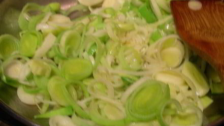 Рецепт рыбы с луком-пореем и сливочным соусом с водкой