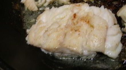 Рецепт рыбы с луком-пореем и сливочным соусом с водкой