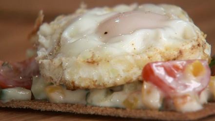 Рецепт крисп-сэндвича с яйцом и напиток из зеленого чая