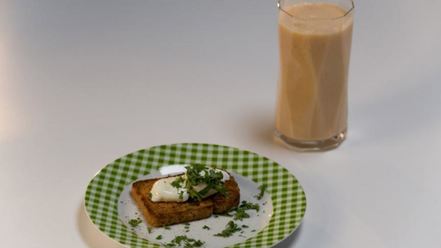 Рецепт крисп-сэндвича с яйцом и напиток из зеленого чая