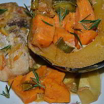 Рецепт Куриных грудок в апельсиново-кленовом сиропе с акорн тыквой и сладким картофелем