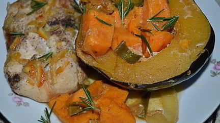 Рецепт Куриных грудок в апельсиново-кленовом сиропе с акорн тыквой и сладким картофелем