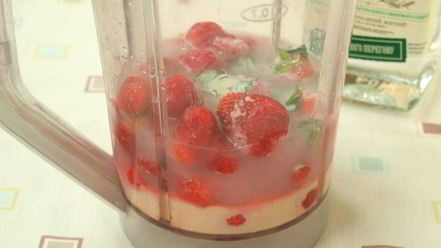 Рецепт клубничного ликера со сгущенкой