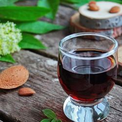 Рецепт Ликера амаретто с миндалем и абрикосовыми косточками