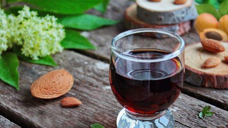 Рецепт ликера амаретто с миндалем и абрикосовыми косточками