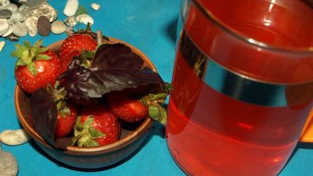 Рецепт клубничного лимонада с базиликом