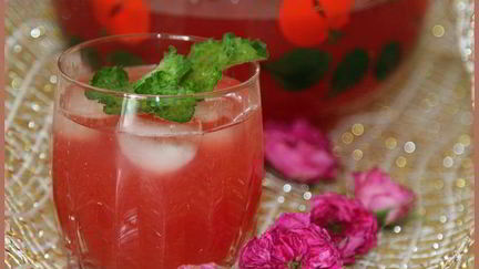 Рецепт Легкого освежающего лимонада из чайной розы и мяты