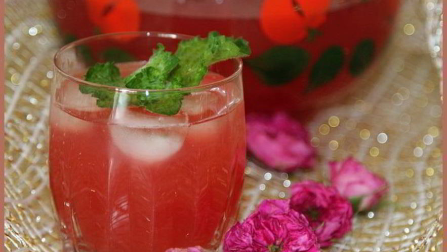 Рецепт легкого освежающего лимонада из чайной розы и мяты